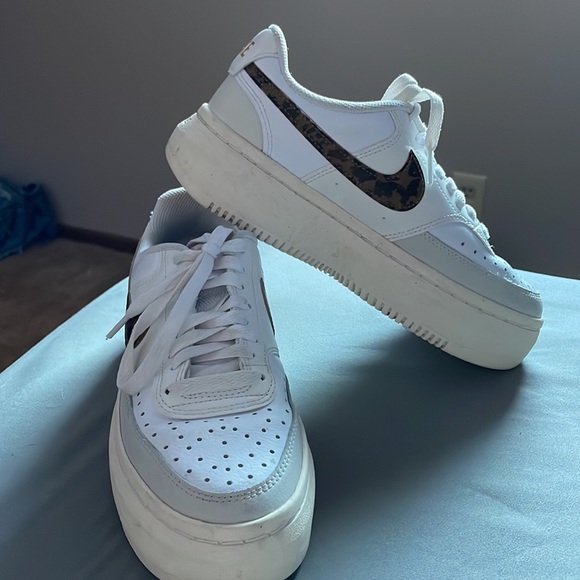 I am selling these Nike cheetah platforms size 8 - Picture 4 of 4